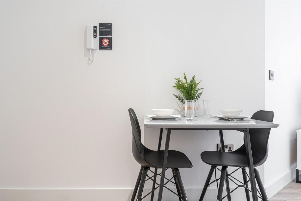 Seven Living Residences Solihull - Modern Studios Close to NEC and BHX