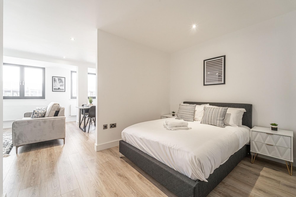 Seven Living Residences Solihull - Modern Studios Close to NEC and BHX