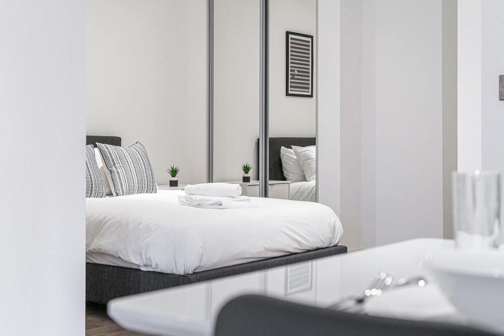 Seven Living Residences Solihull - Modern Studios Close to NEC and BHX