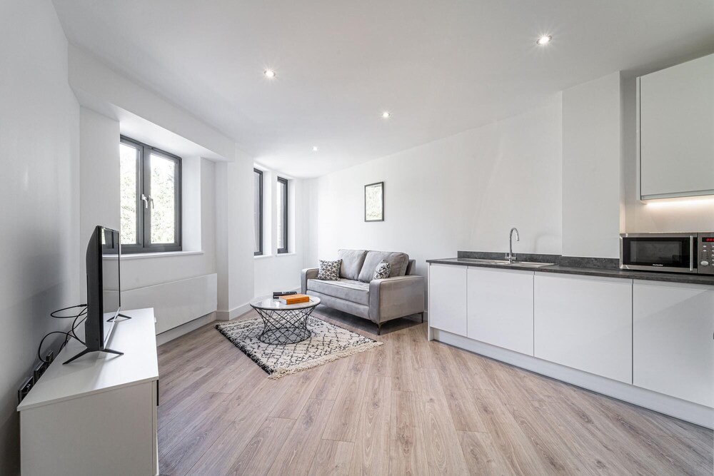 Seven Living Residences Solihull - Modern Studios Close to NEC and BHX