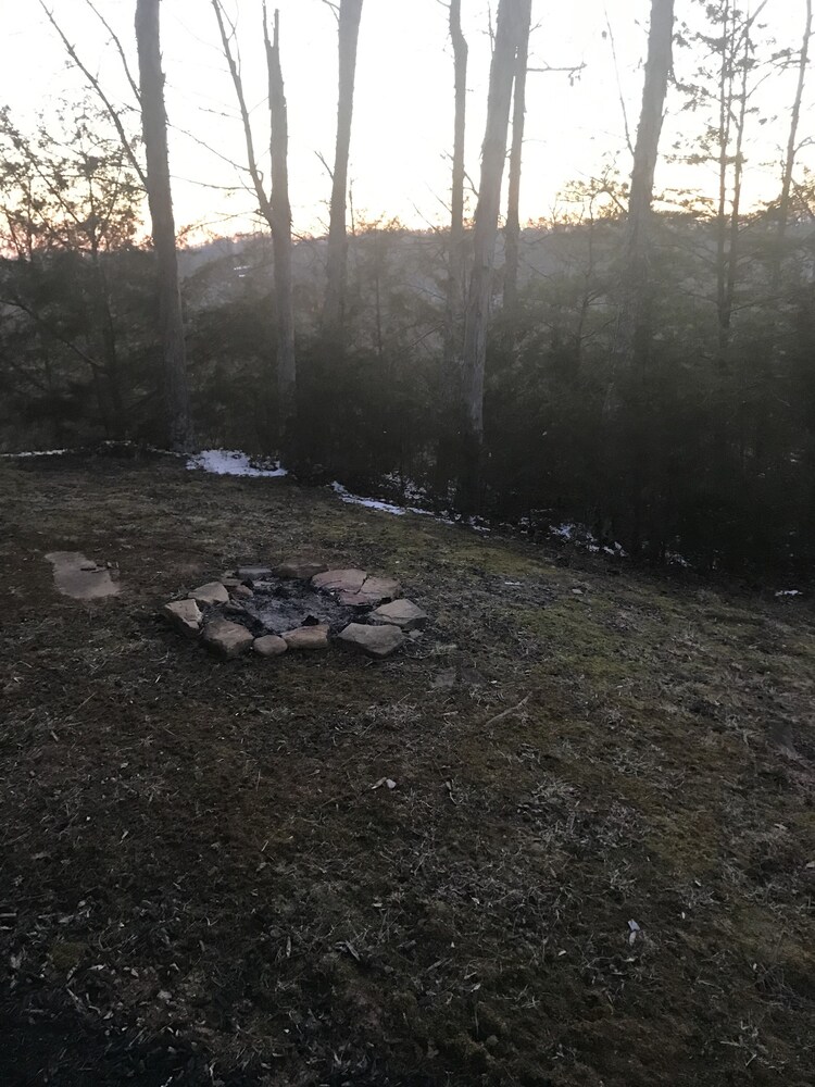 Lake Cabin with Mountain views close to all Smoky's Attractions!