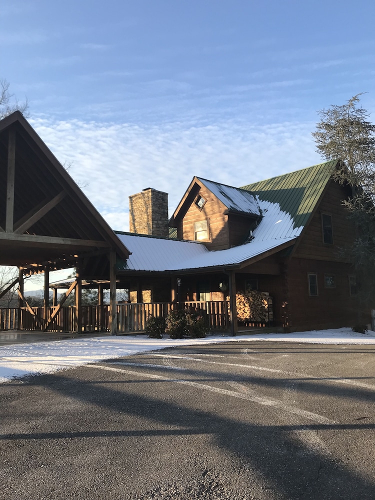 Lake Cabin with Mountain views close to all Smoky's Attractions!