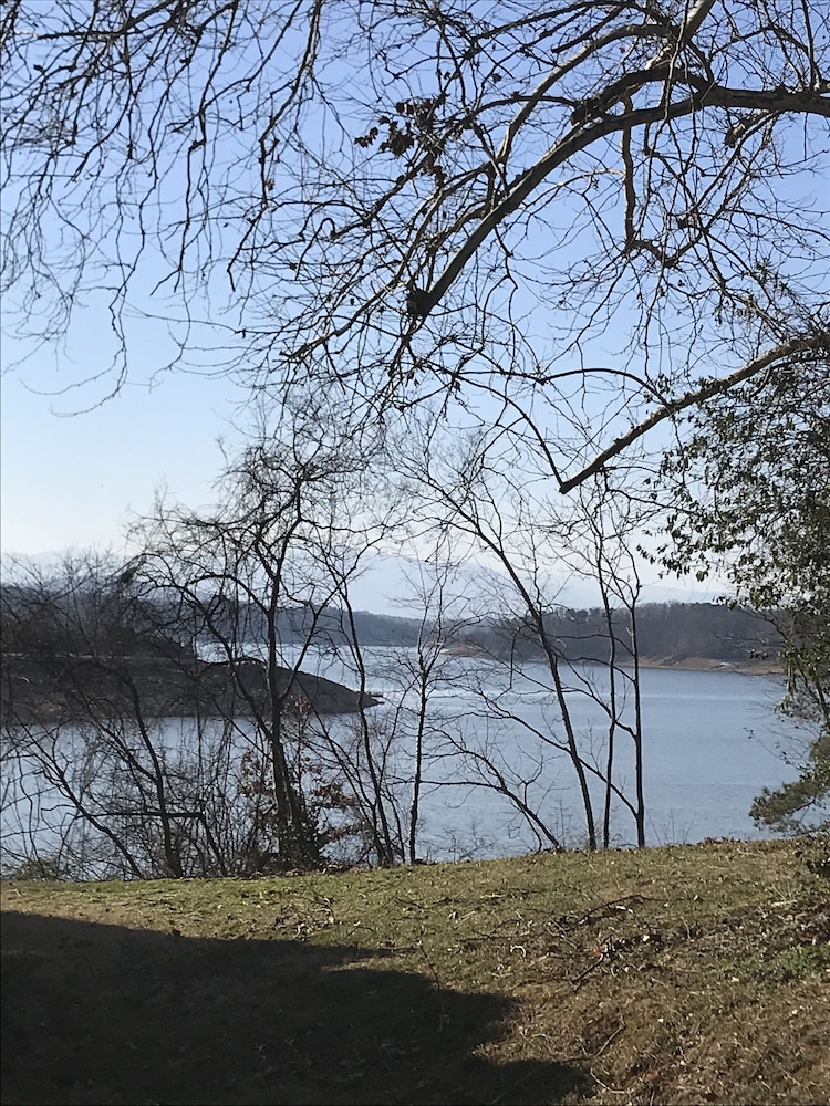 Lake Cabin with Mountain views close to all Smoky's Attractions!