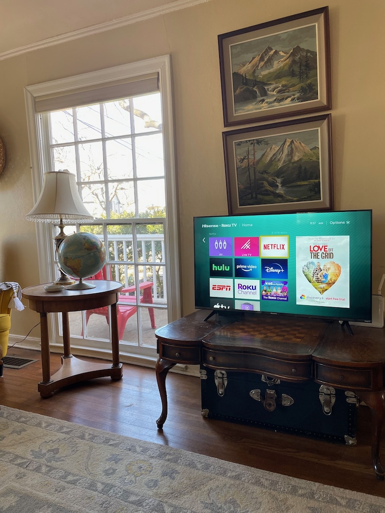 New! Cheerful cottage filled with art and books in the heart of