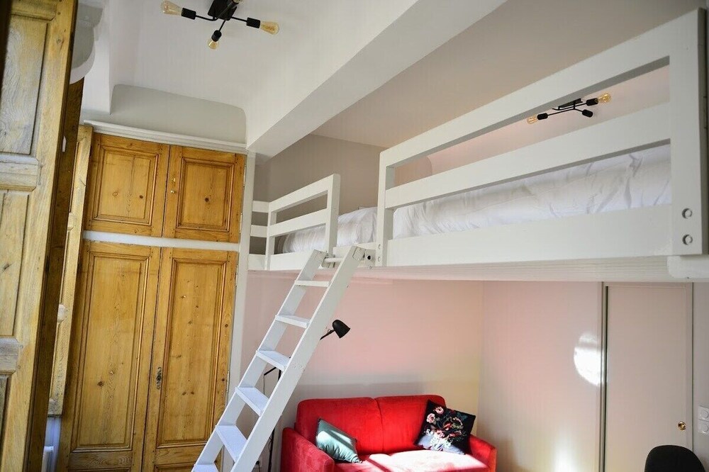 Spacious apartment in old Lyon historical location Lyon Vrbo