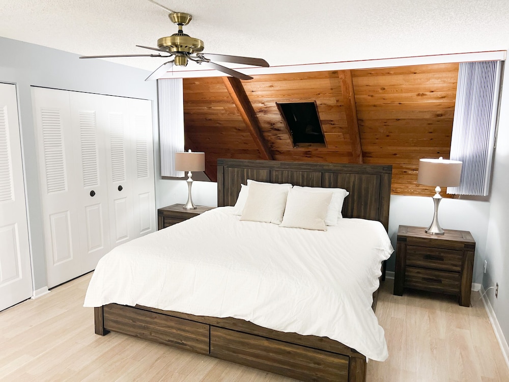 Bright, Spacious & Clean Deer Creek Condo for 4 in Heart of Deerfield