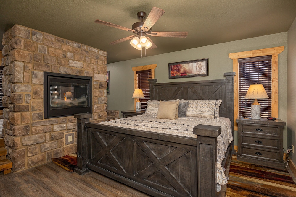 Brand New- Perfect balance of a mountain cabin and ideal central location