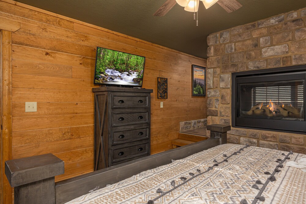 Brand New- Perfect balance of a mountain cabin and ideal central location