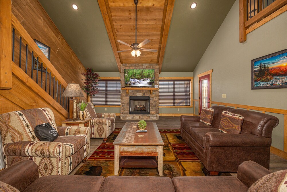 Brand New- Perfect balance of a mountain cabin and ideal central location