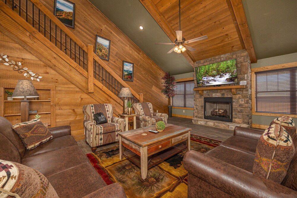 Brand New- Perfect balance of a mountain cabin and ideal central location