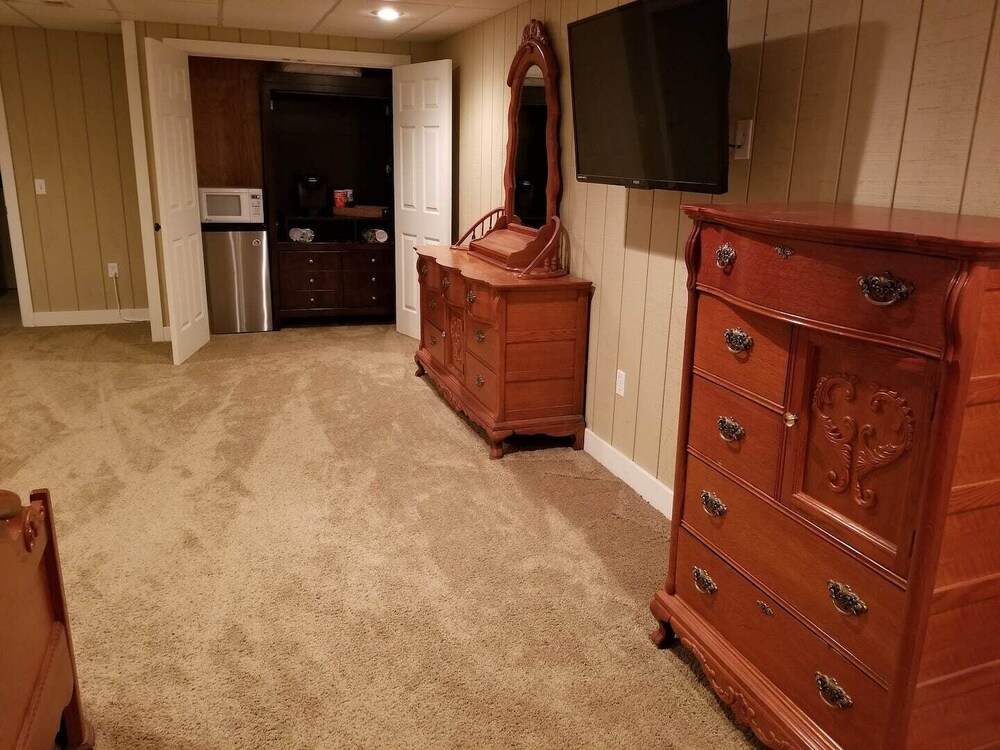 Maggie's Cozy Apartment on Rt 66 Pet Friendly with Patio Laclede