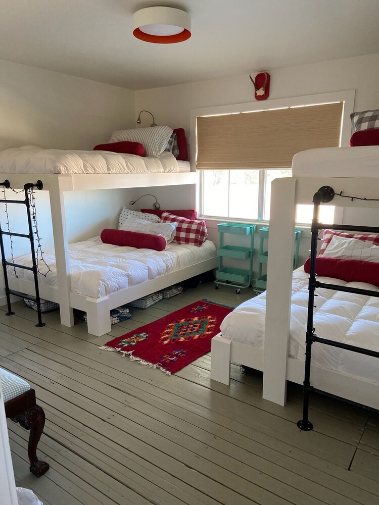 8mi. to Roundtop Remodeled Farmhouse+Party Barn+Pool Austin County