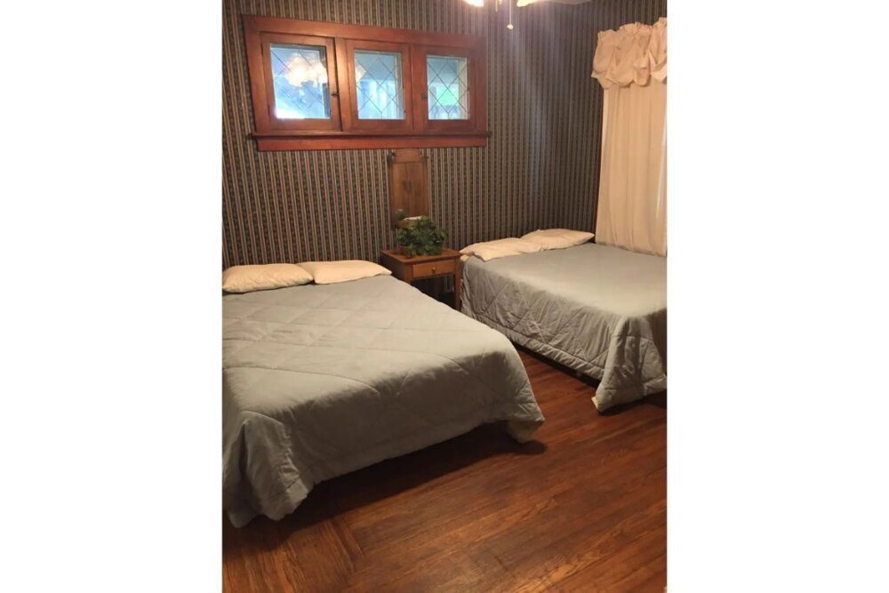 Aunt Jane's 1 Downtown Put in Bay up to 12 guests South Bass Island