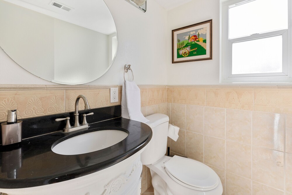 Spacious 3 bedroom hillside residential home with TEMPUR-PEDIC mattress !!!