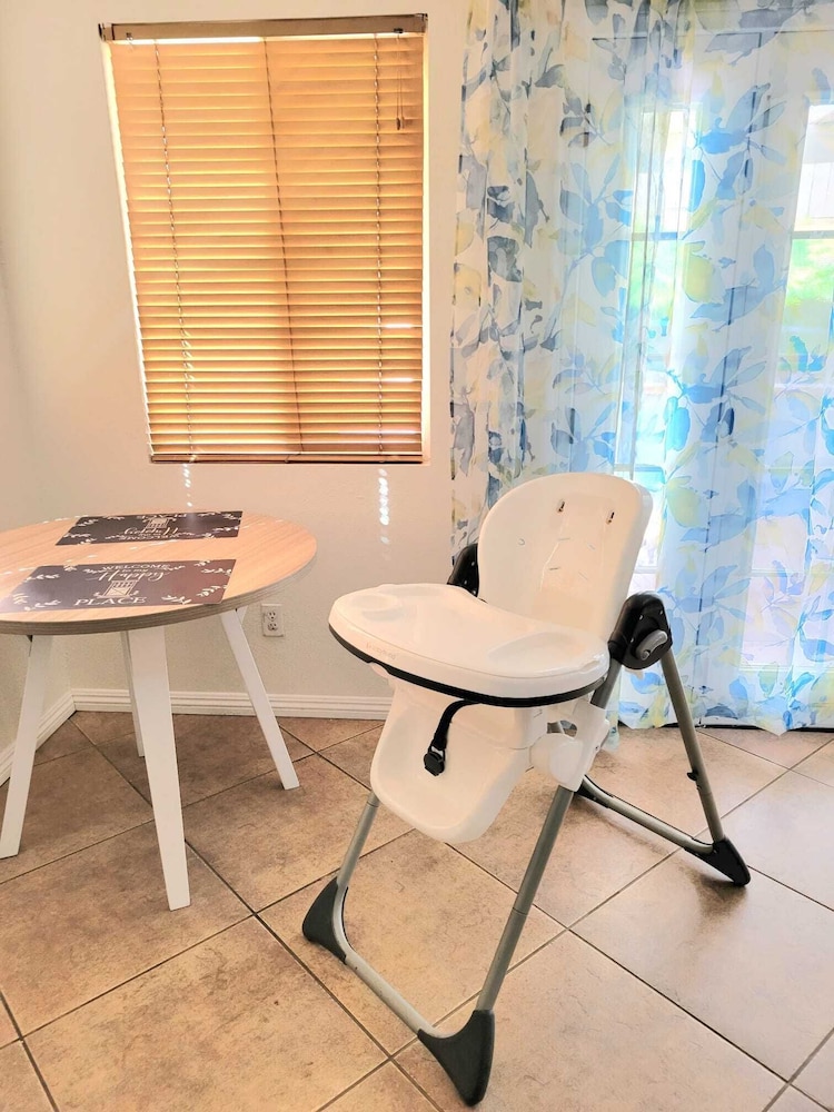Spacious 3 bedroom hillside residential home with TEMPUR-PEDIC mattress !!!