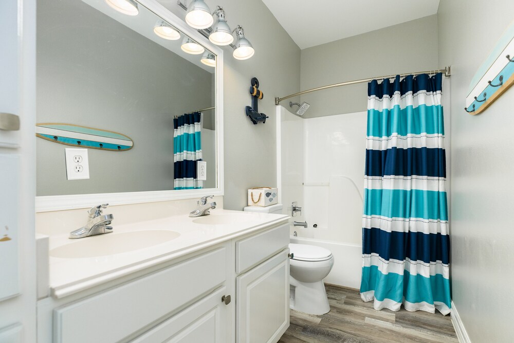 New to Vrbo! 2nd row Gulf views, 2 decks, Updated Private Beach House