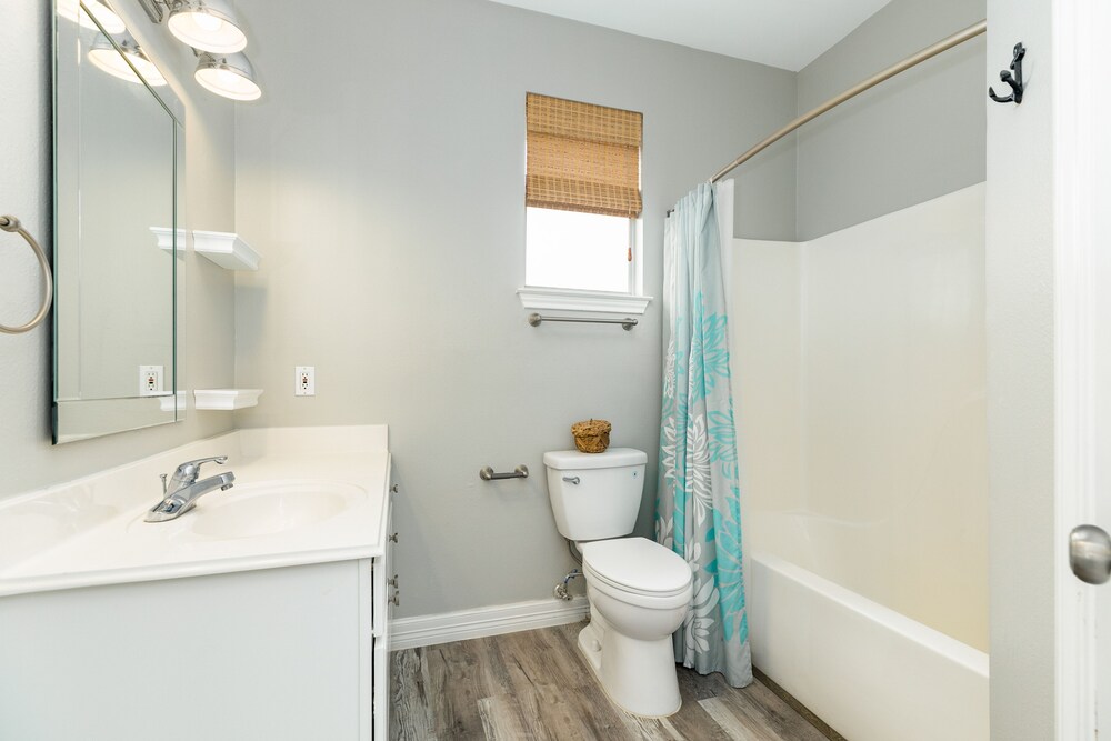 New to Vrbo! 2nd row Gulf views, 2 decks, Updated Private Beach House