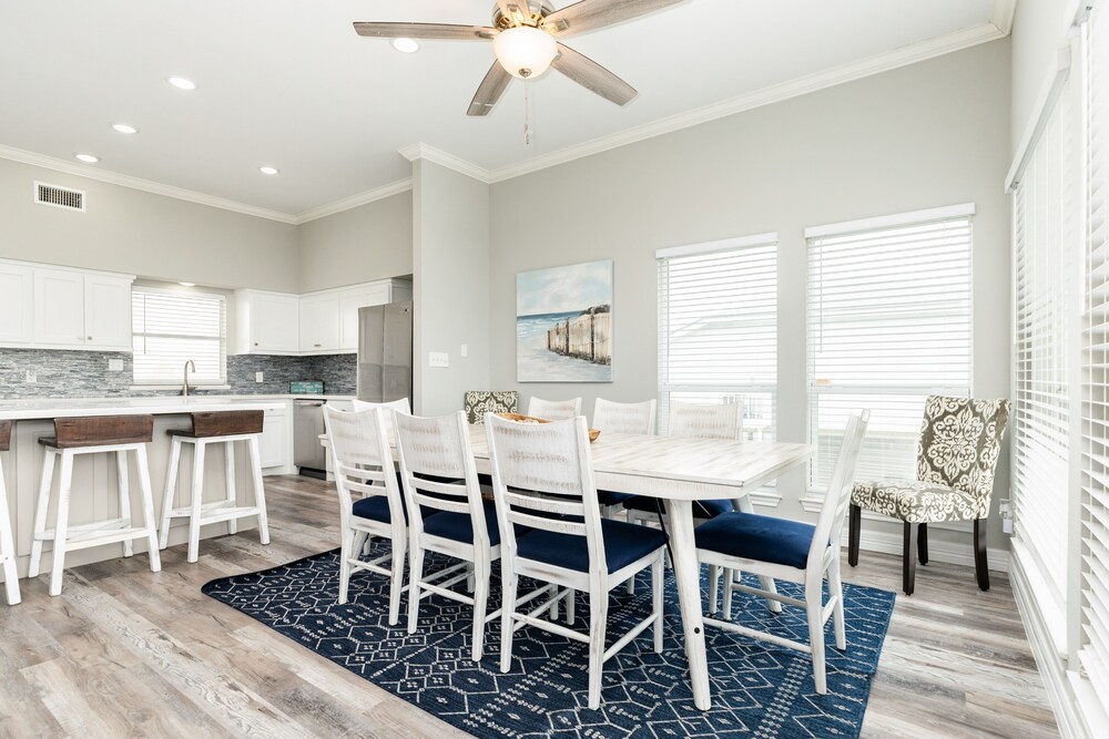 New to Vrbo! 2nd row Gulf views, 2 decks, Updated Private Beach House