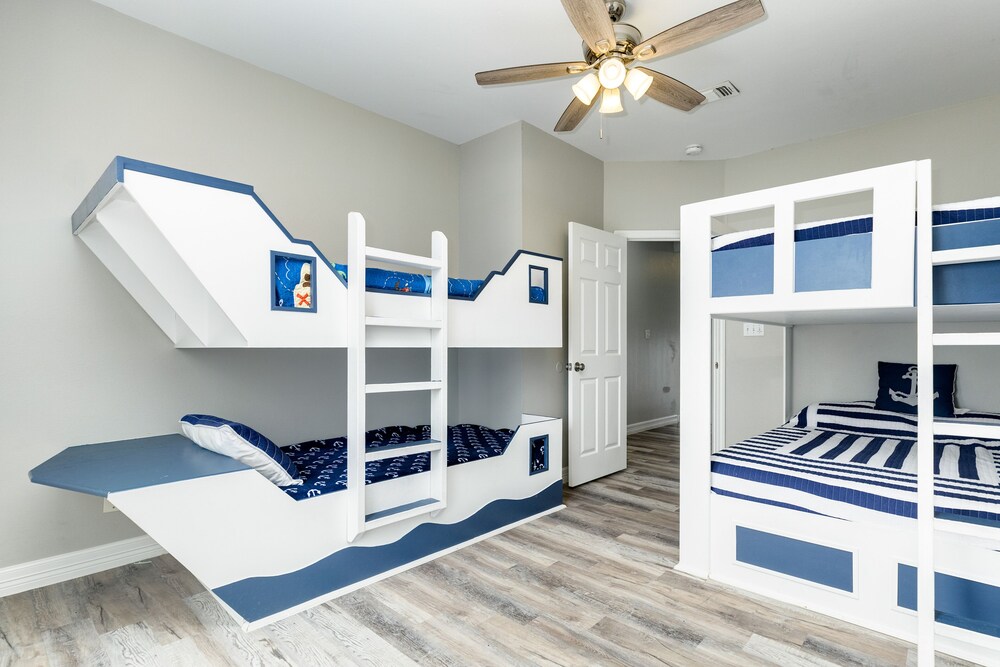 New to Vrbo! 2nd row Gulf views, 2 decks, Updated Private Beach House