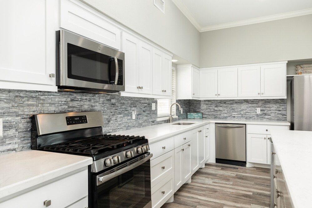 New to Vrbo! 2nd row Gulf views, 2 decks, Updated Private Beach House