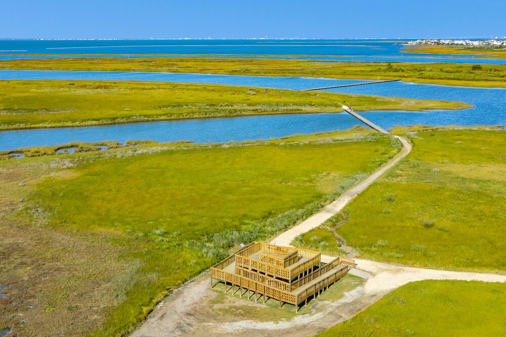 New to Vrbo! 2nd row Gulf views, 2 decks, Updated Private Beach House