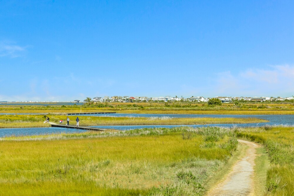 New to Vrbo! 2nd row Gulf views, 2 decks, Updated Private Beach House