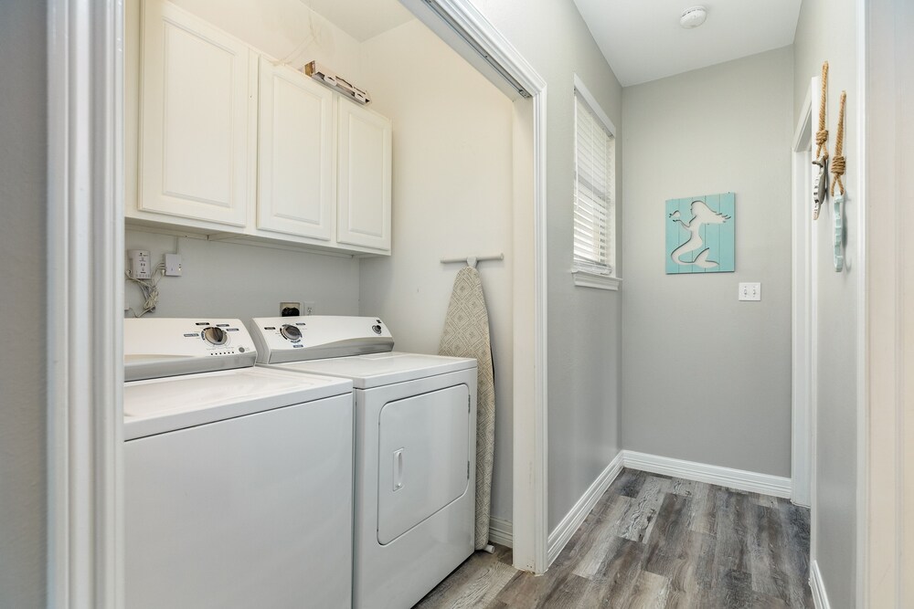 New to Vrbo! 2nd row Gulf views, 2 decks, Updated Private Beach House