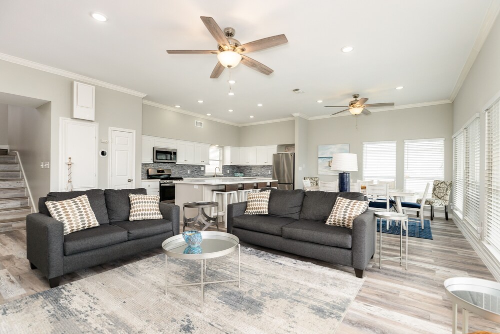 New to Vrbo! 2nd row Gulf views, 2 decks, Updated Private Beach House