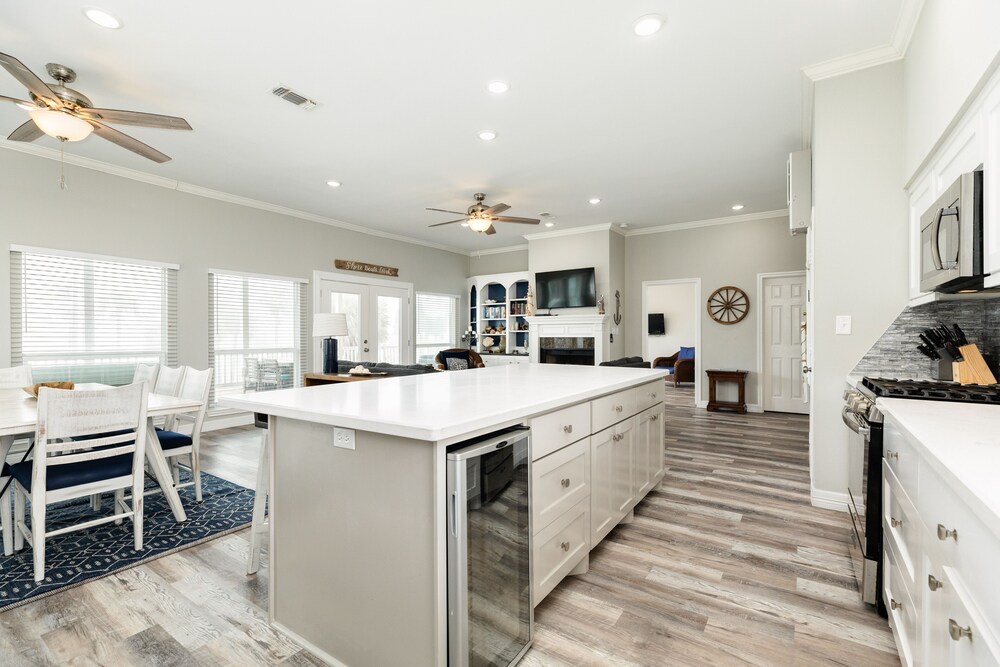 New to Vrbo! 2nd row Gulf views, 2 decks, Updated Private Beach House