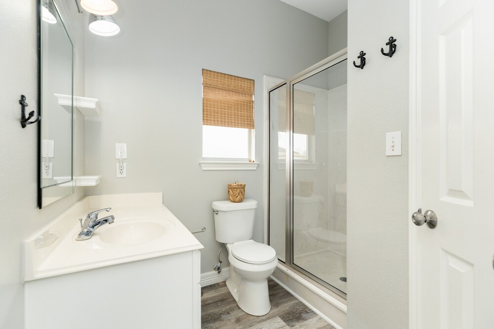 New to Vrbo! 2nd row Gulf views, 2 decks, Updated Private Beach House