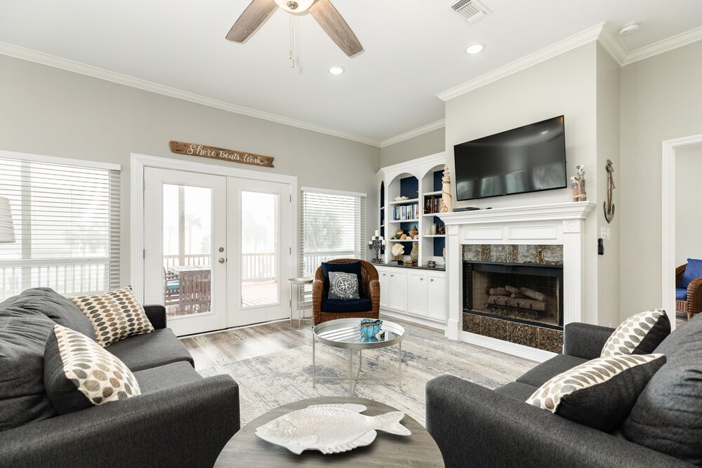 New to Vrbo! 2nd row Gulf views, 2 decks, Updated Private Beach House