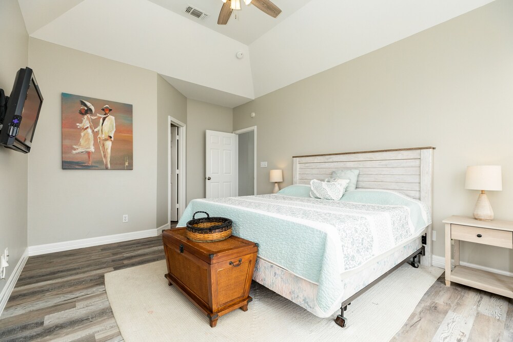 New to Vrbo! 2nd row Gulf views, 2 decks, Updated Private Beach House