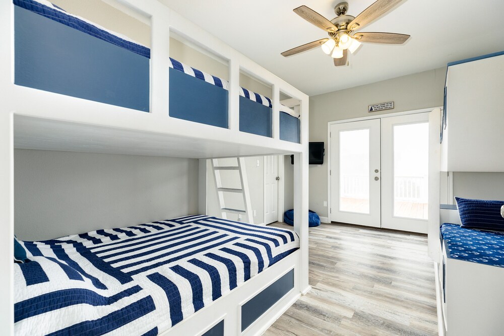 New to Vrbo! 2nd row Gulf views, 2 decks, Updated Private Beach House