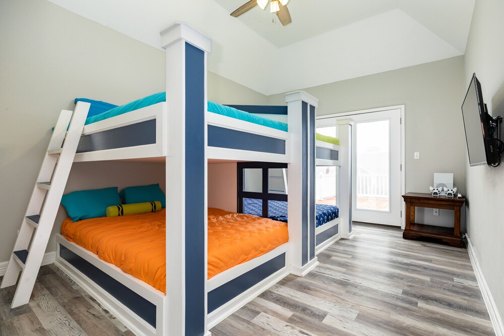 New to Vrbo! 2nd row Gulf views, 2 decks, Updated Private Beach House