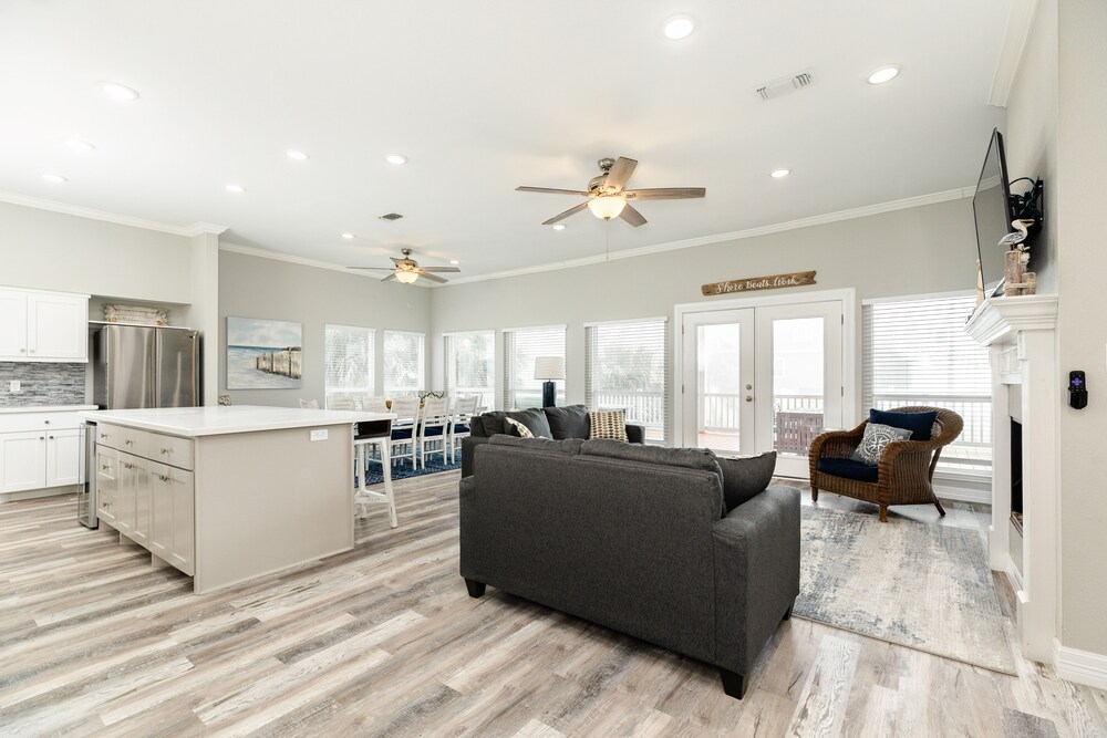 New to Vrbo! 2nd row Gulf views, 2 decks, Updated Private Beach House