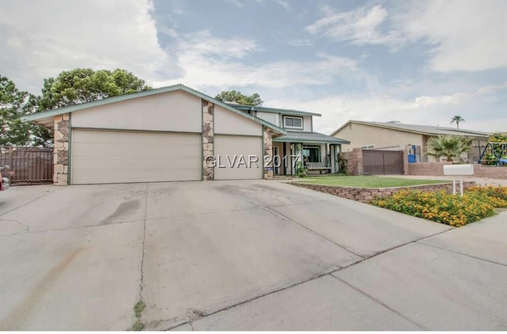 A charming fully furnished property located in Central Las Vegas!