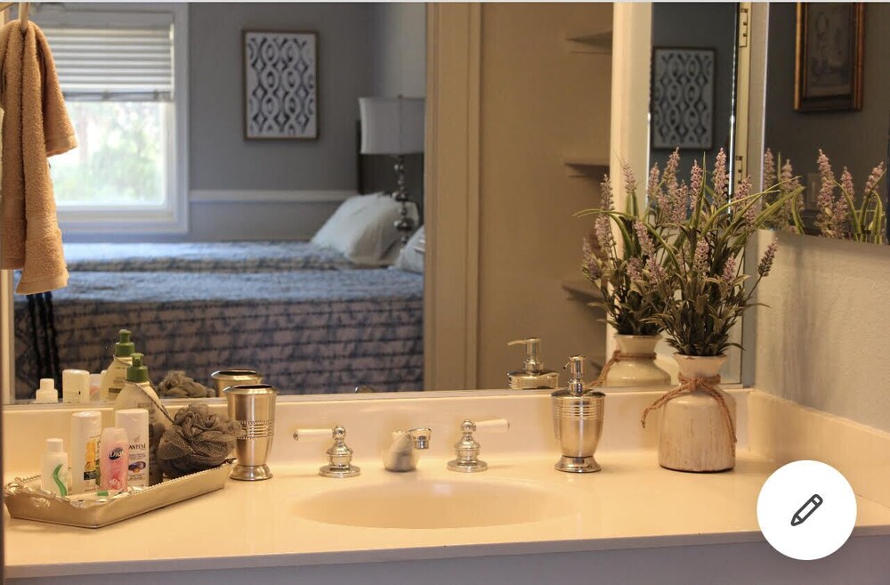 A charming fully furnished property located in Central Las Vegas!