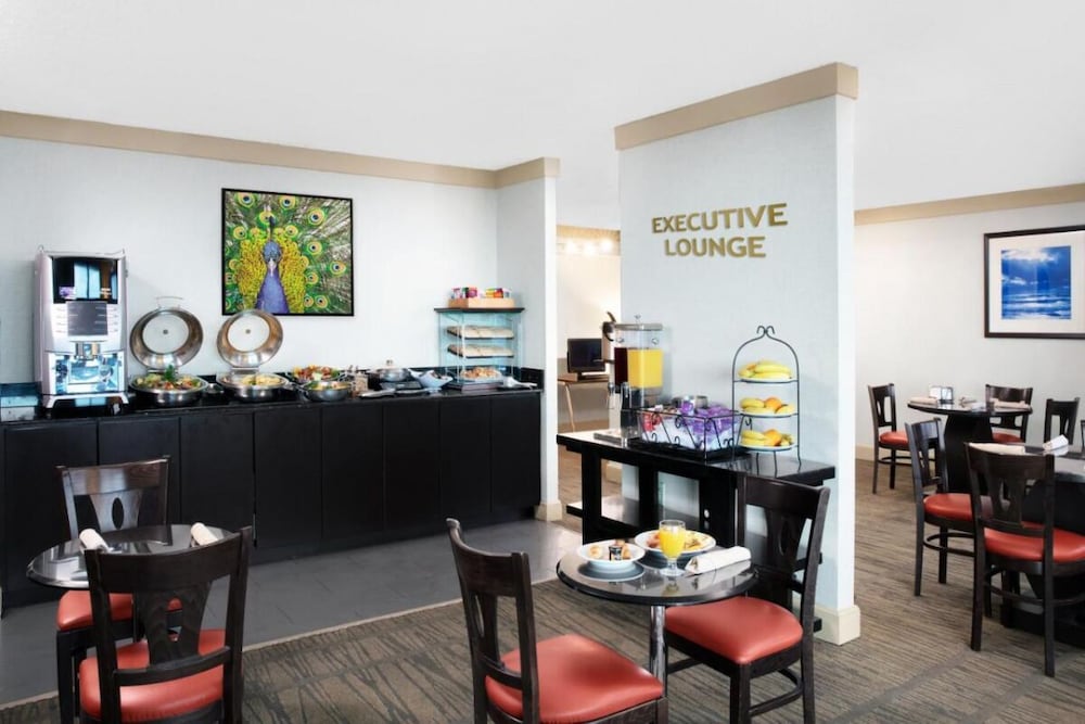 Great for Group Travel! 4 Awesome Units, On-Site Dining, Near Marlins Park