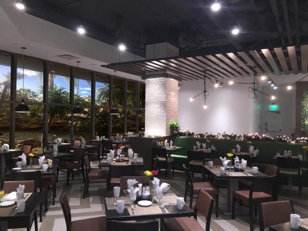 Great for Group Travel! 4 Awesome Units, On-Site Dining, Near Marlins Park