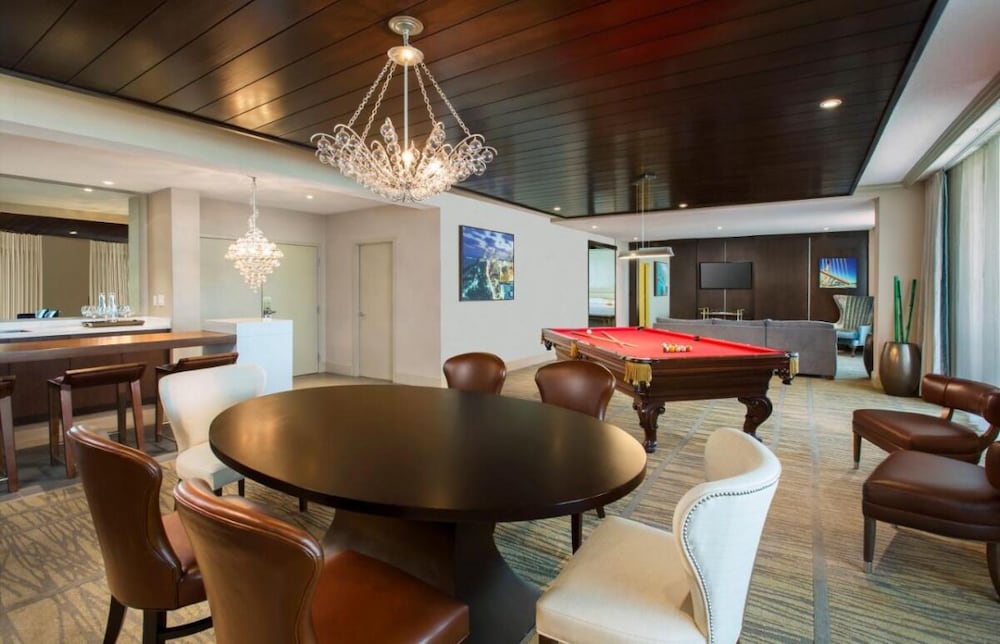 Great for Group Travel! 4 Awesome Units, On-Site Dining, Near Marlins Park