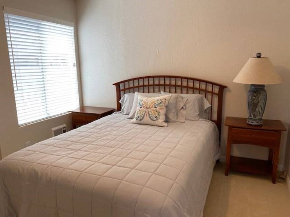 Redondo Penthouse VERY CLEAN & Steps to BEACH!!