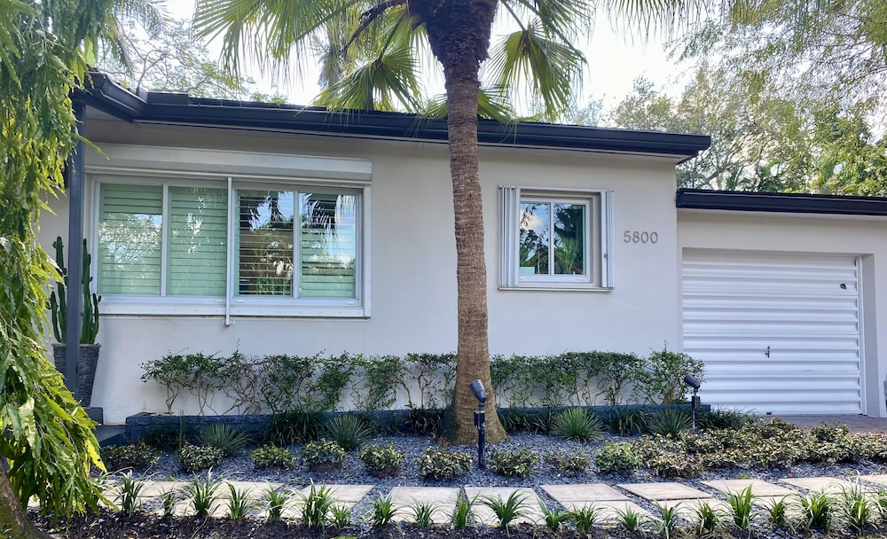Tropical cheerful 3-bedroom villa with pool