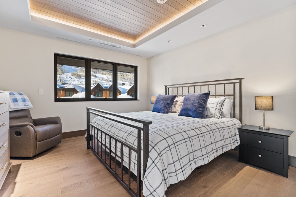 Vail Village 3 Bedroom Altus w/ Ski Slope Views by Gorecreek Rentals