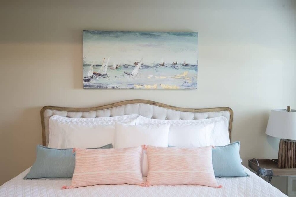 Newly remodeled 2bd/2bath pet friendly short walk to village