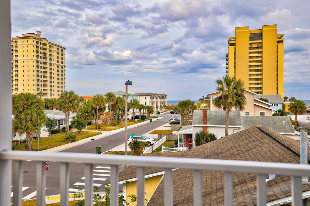 LUXURY TOWNHOUSE STEPS TO THE BEACH!!