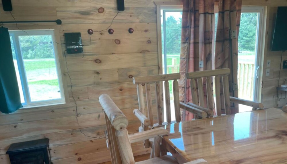 Beautiful cabin with ATV/UTV trail access, Black River Falls Room