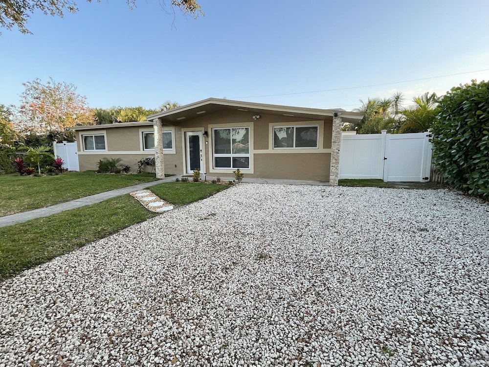 Remodeled Amazing 5 Bedroom Home With Pool