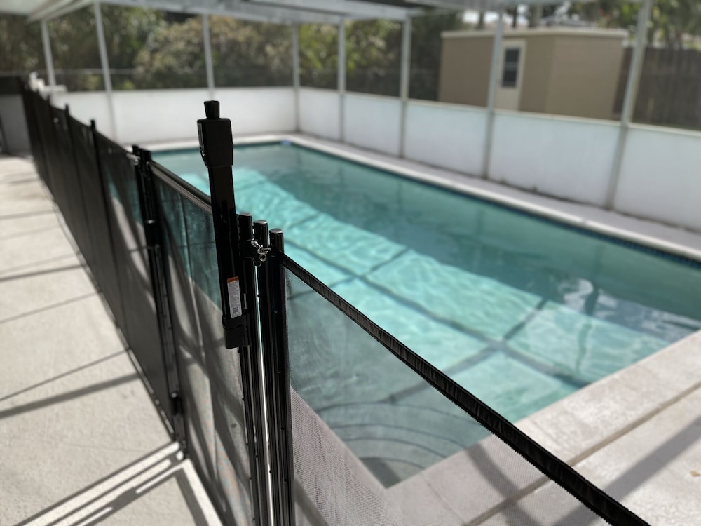 Remodeled Amazing 5 Bedroom Home With Pool