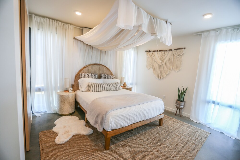 *PET FRIENDLY* HOT TUB & SAUNA CaveB Lakeside Luxury Spa Retreat by The