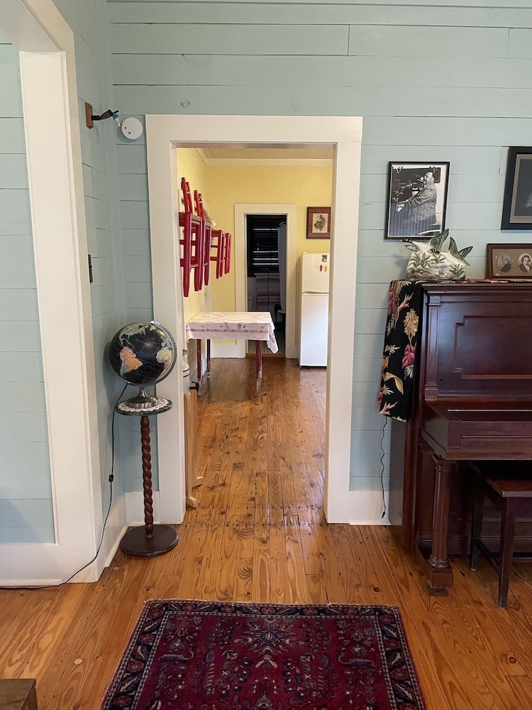 Classic Cajun Cottage on Bayou Teche 1 & 1/2 miles from Downtown